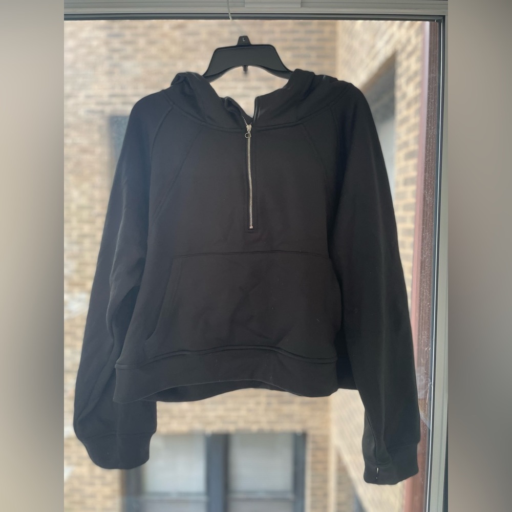 Black athletic quarterzip. XL.